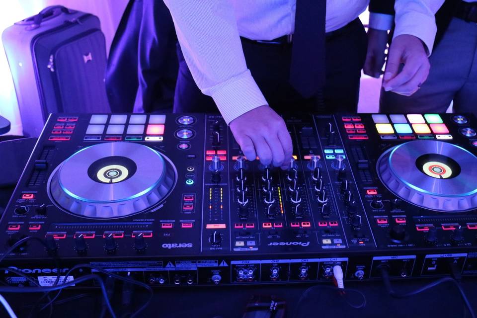 Hire a Professional Las Vegas DJ to Make Your Event Unforgettable