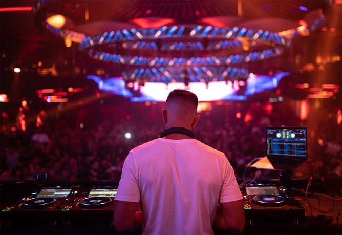 DJ for Corporate Events: Creating the Perfect Atmosphere for Your Business Gathering